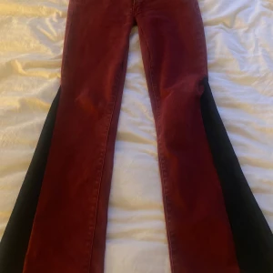Vinröda bootcut jeans - Supercoola röda jeans som är väldigt lågmidjade. Köpte de på vinted och de var då omsydda (se sista bilden) men är inget som syns när man använder och tycker de hållit bra. Den svarta delen har jag själv sytt för att få en bootcut passform! Storlek xs/s