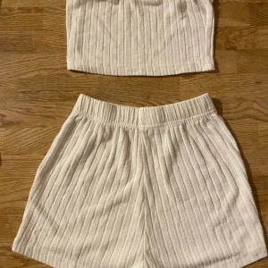 Vita ribbat set från SHEIN - Säljer ett set  från SHEIN i storlek S. Super gulligt och jätte mysigt. Knappt använd då jag inte tyckte om toppen