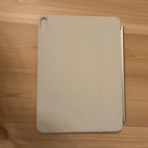 Apple Magic Keyboard för iPad Pro - Snyggt vit Apple Magic Keyboard för iPad Pro. Svenskt tangentbord, inbyggd styrplatta och USB-C-port. Passar perfekt till iPad Pro, magnetiskt fäste. Helt ny aldrig använd! 