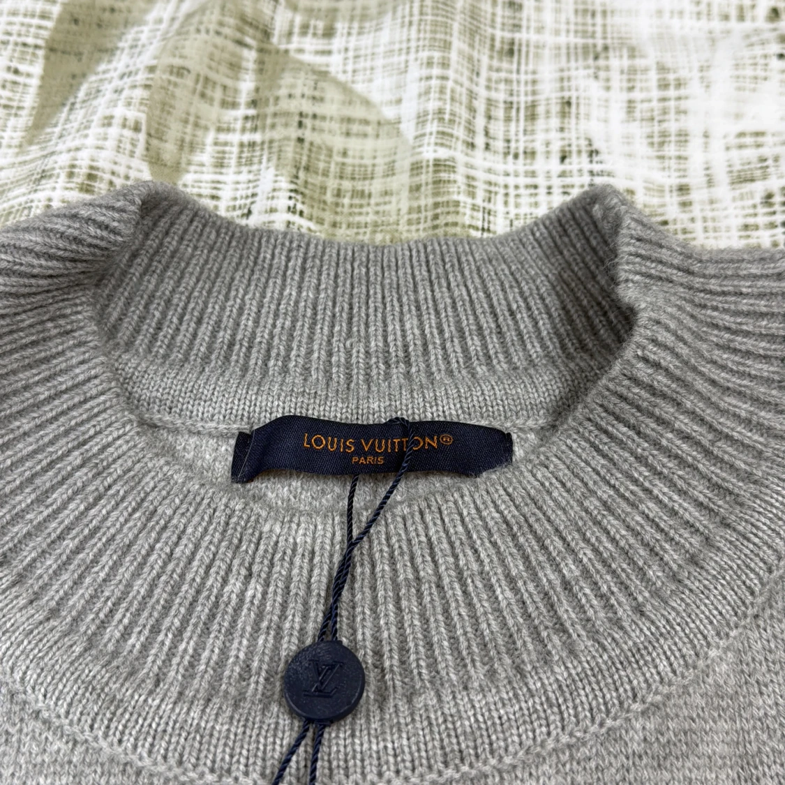 Grå stickad Louis Vuitton tröja - 2