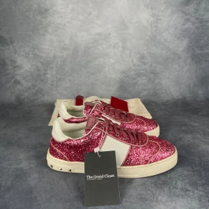 Valentino Flycrew med rosa glitter - Skick: 8,5/10, lätt använda, inga defekter. | Ingår: Skorna, dustbag, extrasnören och kort. | Nypris: +- 7000 SEK.