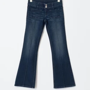 Mörkblå bootcut jeans med fickor - Säljer de här jeansen, aldrig använt förut. De är i storlek 170 från Gina young. Skriv för fler bilder💕💕