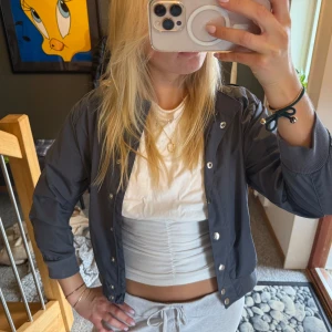 Bomberjacka med knappar - As snygg tunn jacka, perfekt för att snygga till en outfit!!