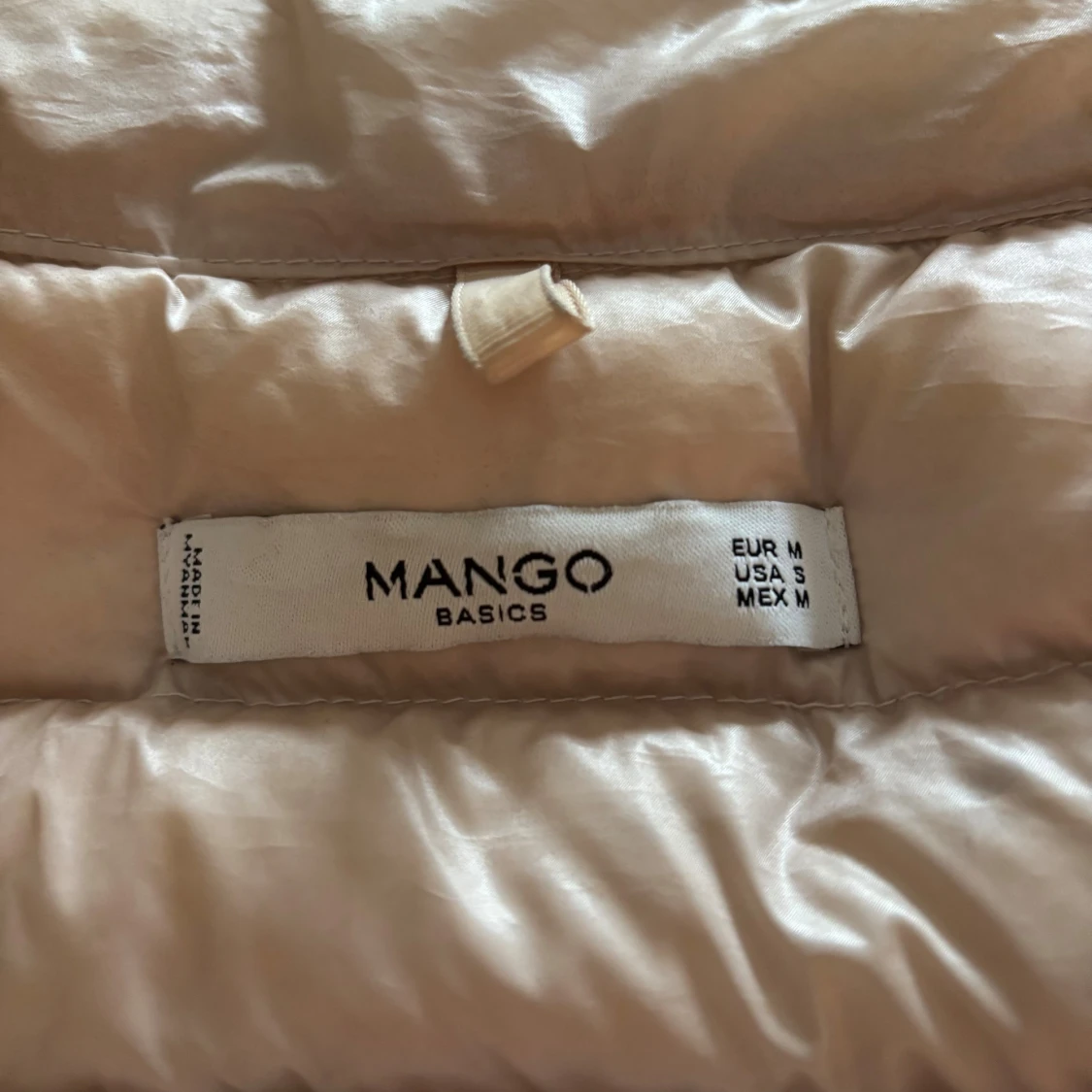 Beige pufferjacka från Mango - 2