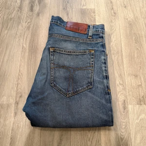 Tiger of Sweden Pistolero Jeans Blå W31 L34 - Sjukt feta Tiger of Sweden Pistolero jeans i en ljusblå färg och snygg slimfit passform i storlek W31/L34. Mått: Midja  - 43cm, Benlängd - 112cm. Hör av dig vid funderingar!