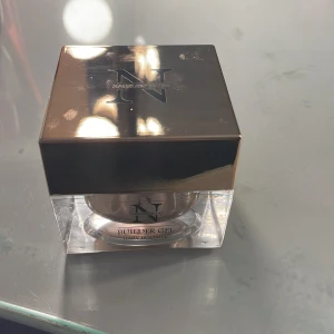 Builder Gel Baby Boomer från Nagelexperten - Säljer en Builder Gel Baby Boomer från Nagelexperten i en lyxig fyrkantig burk med roséguldfärgat lock. Gelen har en mjuk rosa ton, perfekt för att skapa snygga och naturliga naglar. Materialet är gel och burken är transparent med metallisk insida. Hög viskositet. Cirka 60% kvar. Orginalpris 349kr 