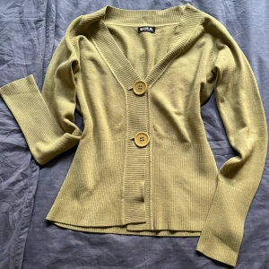 Kofta  - Jättefin kofta perfekt till hösten 💚 köpt på Vinted men aldrig använd 