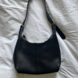 Snygg väska - Säljer min gamla väska då den inte kommer till användning. Använd fåtal gånger så den är i mycket bra skick utan några tecken på att den har varit använd☺️ Säljer för 150kr