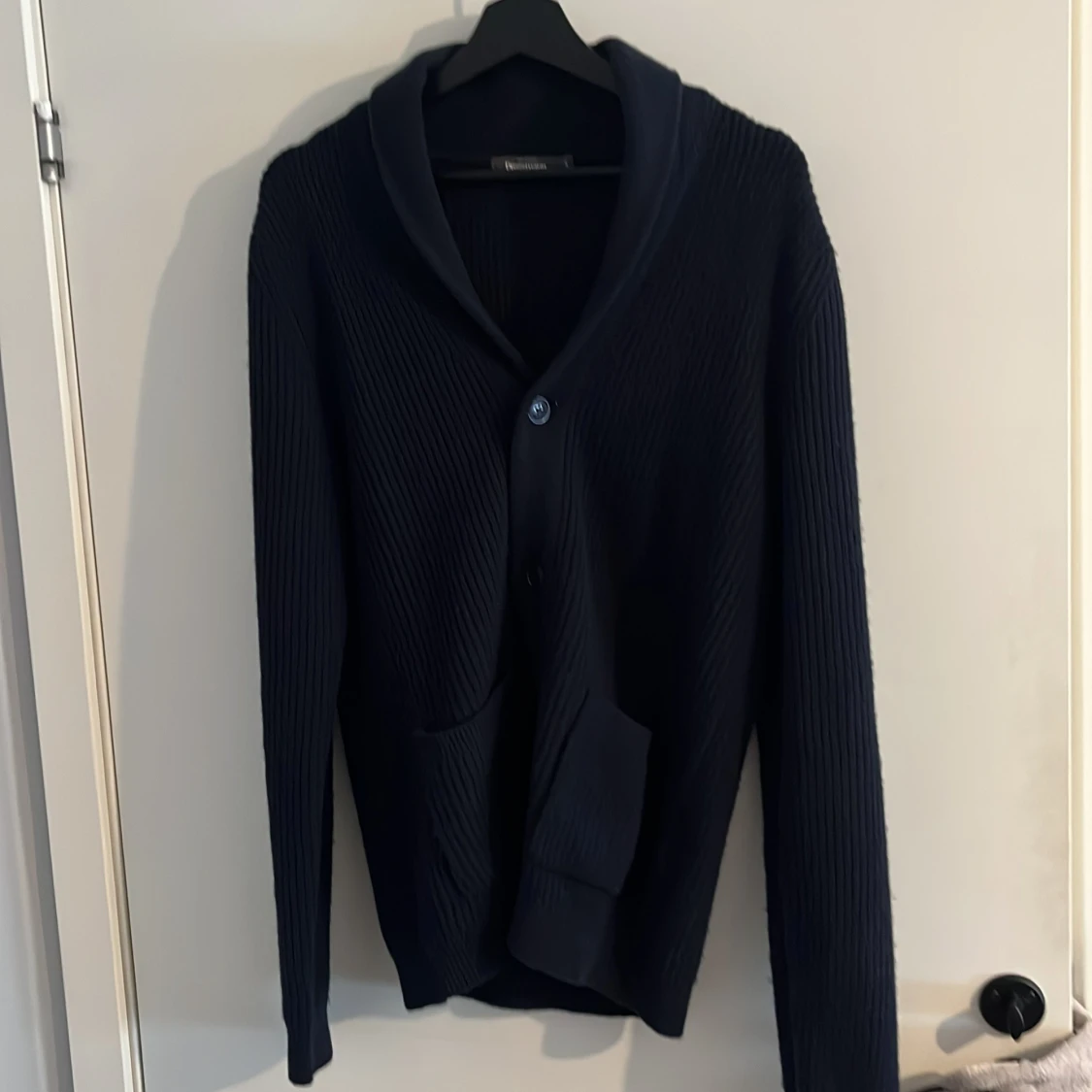 Stickad kofta från Dressman - 1