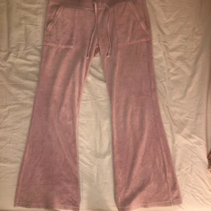 Vintage juicy byxor - Jättefina rosa juicy couture byxor, vintage med de klassiska bakfickorna! Bra skick med, speciellt med tanke på att de är vintage. Innerbenslängd - 70cm så passar bättre på de som inte är så långa.