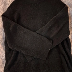 Svart stickad tröja från 157 - Mysig svart stickad tröja från 157 i storlek XS. 