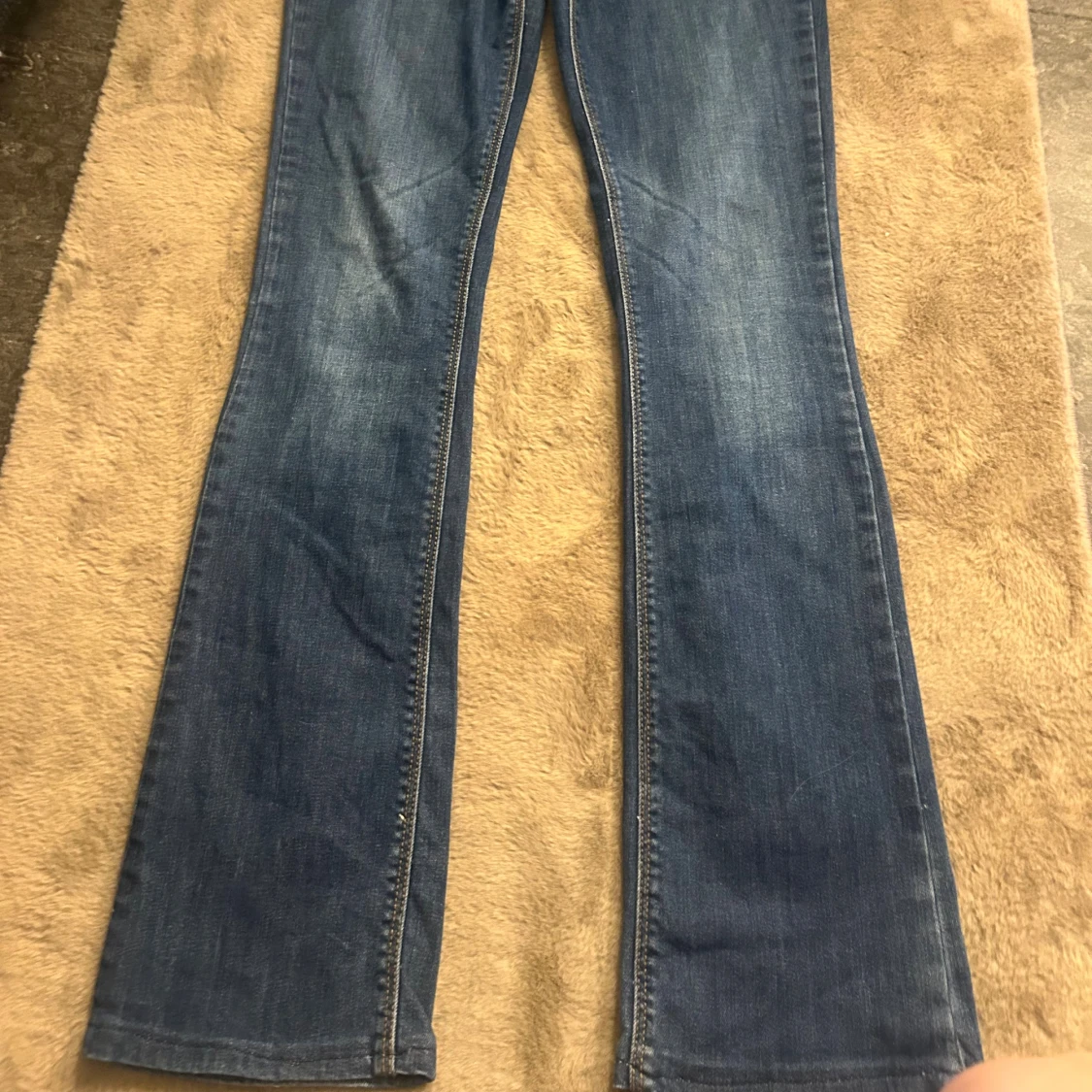 Blå bootcut jeans med klassisk look