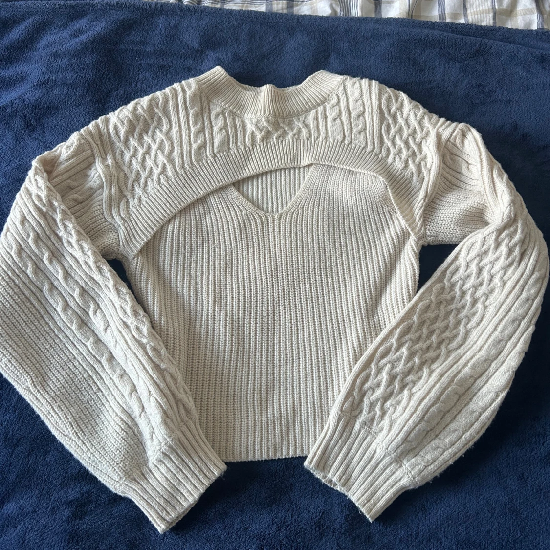 Beige stickad tröja med kabelmönster - 1