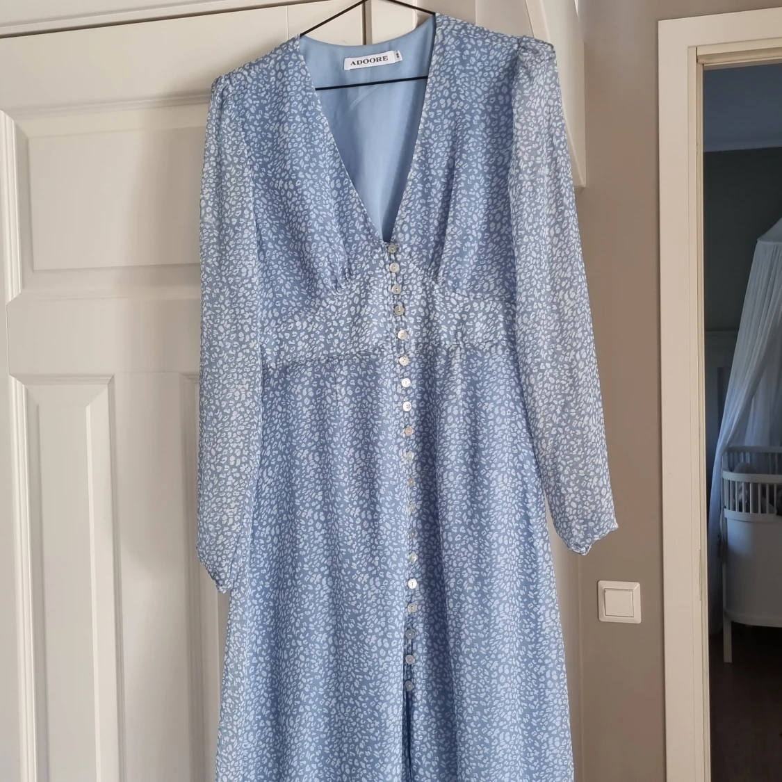 Ljusblå mönstrad klänning från Adoore - 3