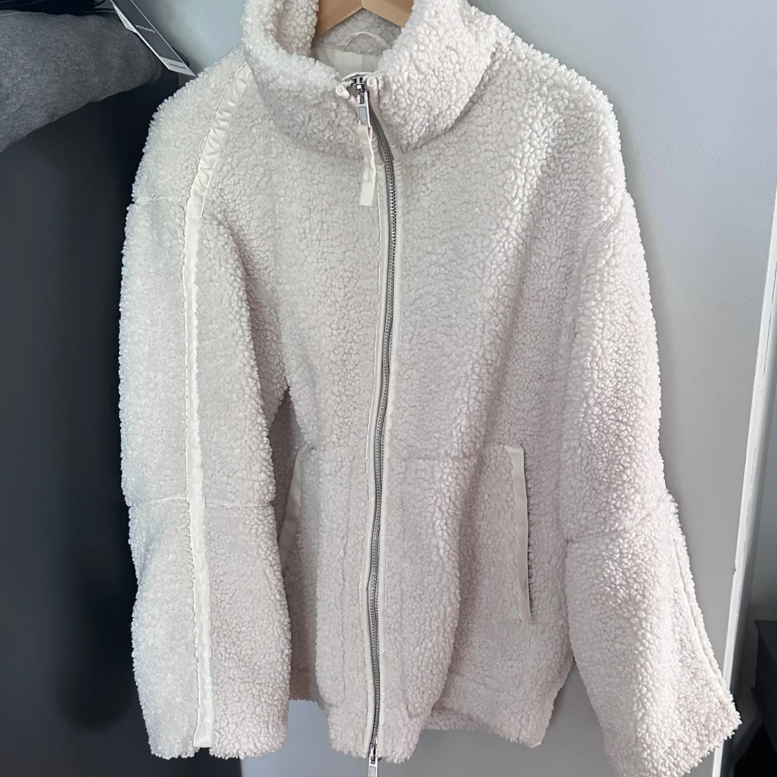 Vit teddyjacka från H&M, storlek M - 1