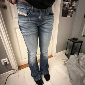 Bootcut jeans från Diesel - Snygga blå bootcut jeans från Diesel med slitningar och lätt tvättad look. I storlek 16y, skulle säga att de passar storlek 38/40 i referens🌟Pris kan diskuteras!