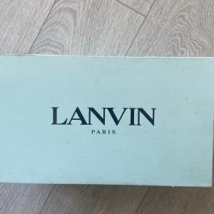 Lanvin skor - Säljer Lanvin skor i storlek 42, väldigt schyssta skor.  Skick: 8.5/10.   OBS! Box tillkommer 