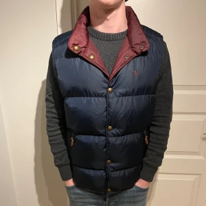 Ralph Lauren väst - Säljer en riktigt skön Raffe väst! Går även att vända på för att få en vinröd väst! | Mycket fint skick på västen utan defekter! | Storlek L men passar bättre som en M. | Ställ gärna frågor innan du köper!  