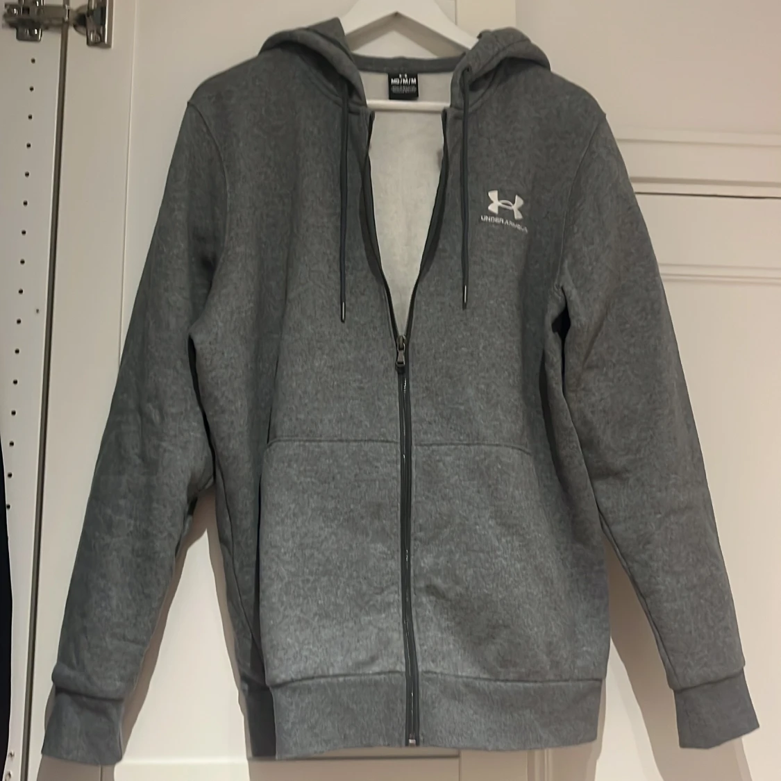 Grå hoodie från Under Armour  - 1