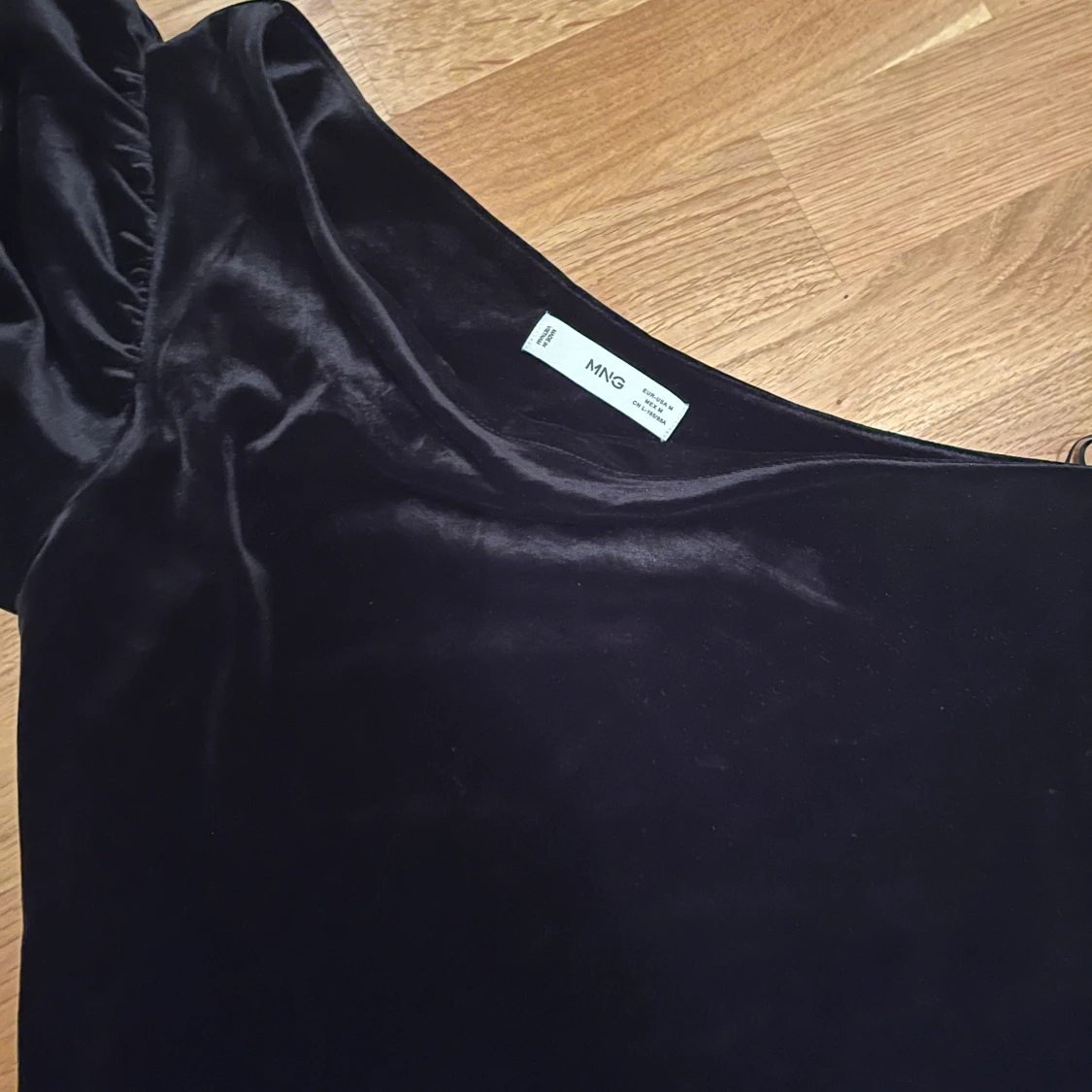 Svart oneshoulder topp i sammet från Mango - 1