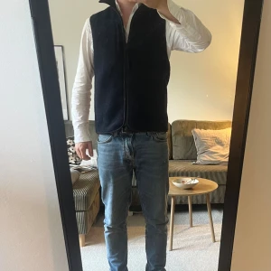 J.Lindeberg Fleece Väst - Trendig fleece väst från J.Lindeberg. Nypris 2500kr. Aldrig använd, prislapp finns kvar.  Storlek: Small   Fraktar inom 24h! 💫