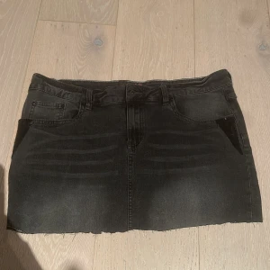 Jeans kjol  - Skit snygg svart jeans kjol med glittrig detalj från Black Denim. Säljer pga att jag inte använder den. 