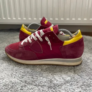 Phillipe model skor - Jävligt feta skor från Phillipe model! Skorna är i topp skick och i storlek 43! Passar perfekt till att få lite extra stil i höstens vardag:)