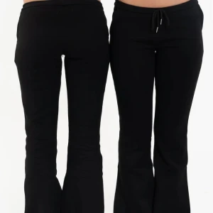 Svarta bootcut mjukisbyxor Nitted M - Svarta mjukisbyxor från Nitted i storlek M. Byxorna har bootcut-ben, resår i midjan och snörning framtill. Perfekta för en chill och avslappnad stil. Mjukt material som känns skönt mot huden. Original pris 479.