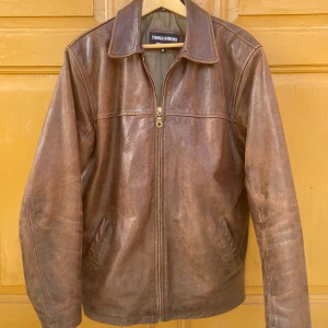 Brun läderjacka/skinnjacka - En läderjacka i mycket fint skick. Enda defekten på Jackan är hängöglan som har gått av.
