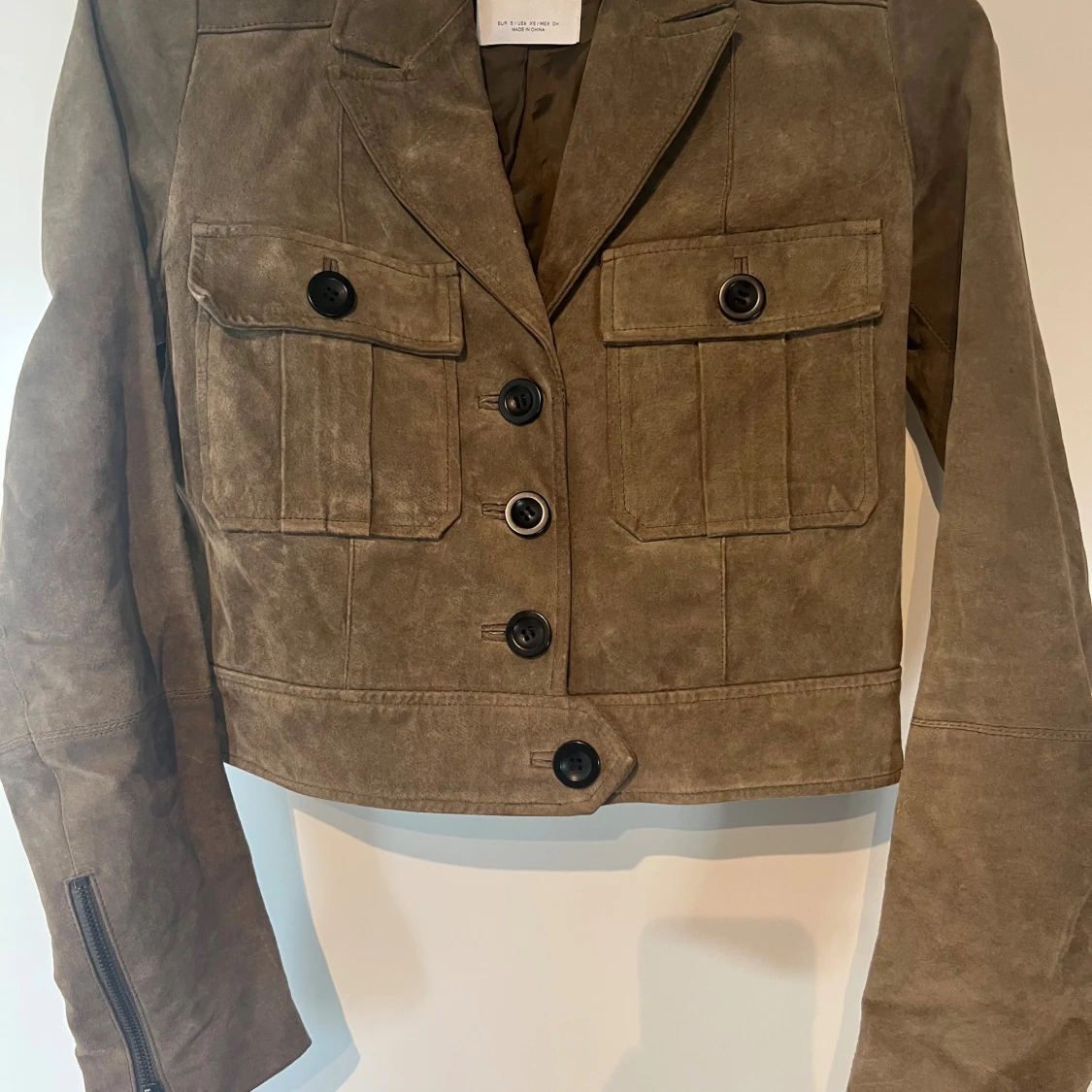 Kort läderjacka från Mango