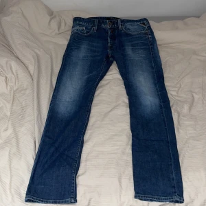 Replay byxor stright leg - Klassiska blå replay  jeans med rak passform och femficksdesign. Jeansen har en snygg tvätt med lätt slitning på låren och bakfickor med den ikoniska Levi's-detaljen. Perfekta till sneakers eller boots och tillverkade i robust denim. Skriv om ni vill ha fler bilder eller om storleken använda två gånger.