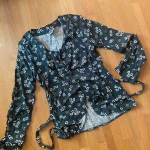 Retro blus - Mörkt grön med knytband  XS/S