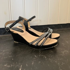 Kilklack sko natural Moda  - Jätte fin kilklack sko från natural Moda.  Går 3 band med glitter över tårna för den perfekta touchen.  Ca 7cm klack.  Sparsamt använda.