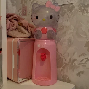 Hello kitty Vatten dispenser - Är ute efter att bara snabbt bli av med denna då den inte kommer till användning!❣️