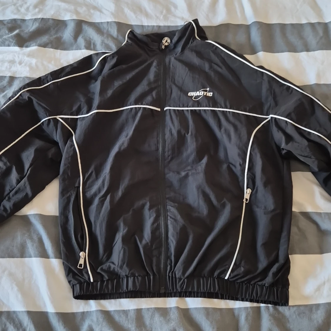 Svart vindjacka från Chaotic