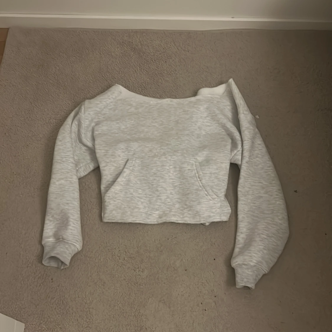 Ljusgrå offshoulder hoodie