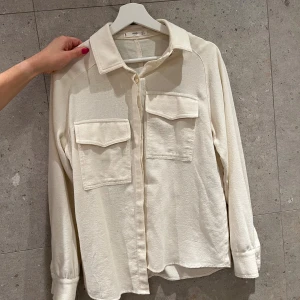 Bomullsskjorta  - Beige bomullsskjorta från mango, ganska rak i passformen.