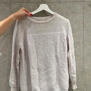 Stickad tunn tröja - Filippa K - Stickad tunn tröja från Filippa K i kall vit färg. Fin i kvalitet!