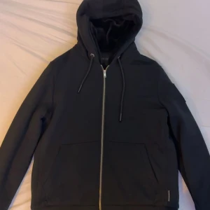 Moose knuckles Classic Bunny - Säljer en Moose knuckles Classic Bunny i färgen svart. Den har använts väldigt sparsamt. Nu har den bara legat i garderoben i ett år. Nypris är 4799kr. Kvitto finns, köpt på johnells.