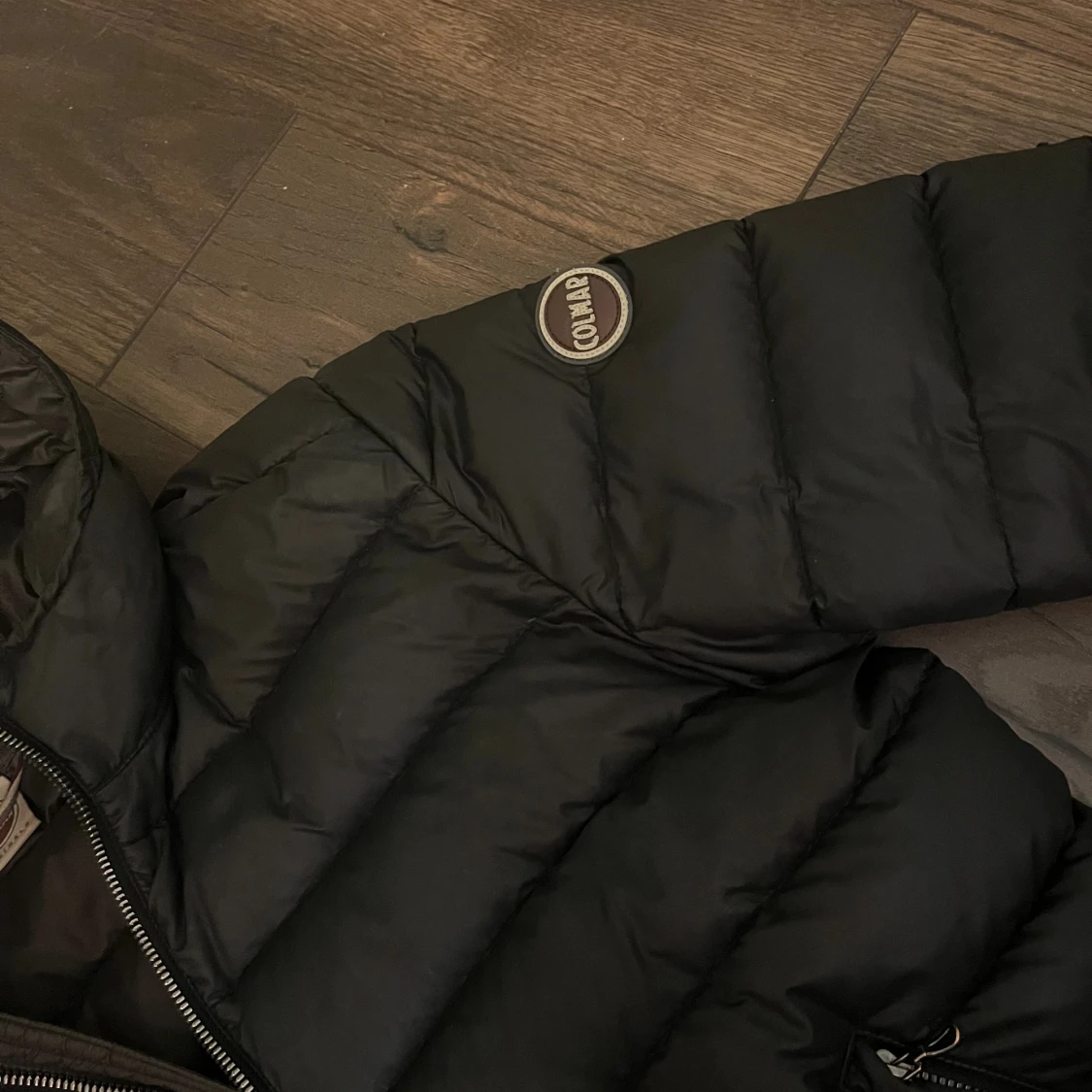 Svart dunjacka med huva från Colmar - 2