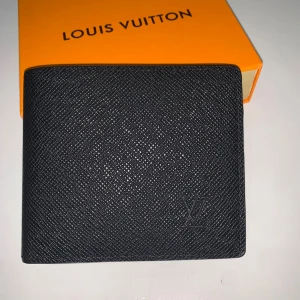 L V plånbok - Jag har haft den ett tag men knappt använt, Den är i läder och i riktigt bra kvalité👌kontakt för mer bilder 