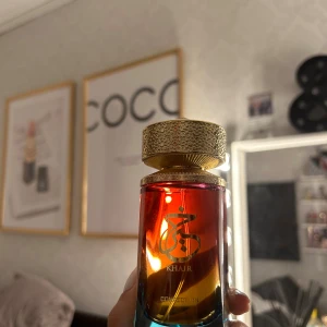 Khair Confection by Paris Corner - Khair Confection från Paris Corner har en unik och färgstark design som sticker ut i samlingen. Perfekt för dig som vill ha något annorlunda och trendigt på hyllan. Endast testad full parfym 100ml