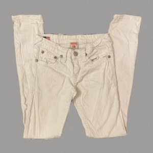 True Religion Jeans – Strl 28  - 👖 True Religion Jeans – Strl 28 (vit) Superfina vita designerjeans med ikoniska True Religion-detaljer 🤍 Sitter snyggt, passar perfekt till allt från hoodie till linne ✨ Äkta kvalitet – Made in USA 🇺🇸  📏 Midja ca 30 cm, normal längd 💰 Pris: 749 kr (eller bud!) 📦 Skickas snabbt från Sverige 🇸🇪