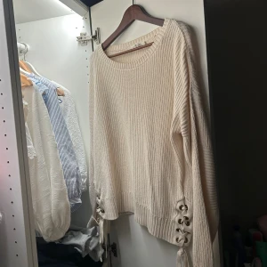 Långärmad beige tröja - Så snygg beige långärmad tröja med fläta längst ner. Storlek M och sitter bra på mig som bär S/M💗Bra skick och är ifrån H&M. Perfekt nu inför hösten 
