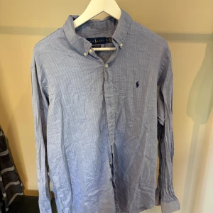 Ralph Lauren skjorta - Snygg Ralph lauren skjorta I väldigt gott skick. Hör gärna av dig vid funderingar👍 Fler färger och storlekar på min profil. Liten fläck som kan tas bort därav priset.