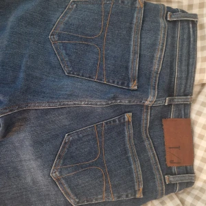 Tiger of Sweden raka blå jeans - Snygga blå jeans från Tiger of Sweden. Innerbenslängden är 74cm, midjemåttet rakt över 32cm och midjehöjd 27cm. Pris kan diskuteras 
