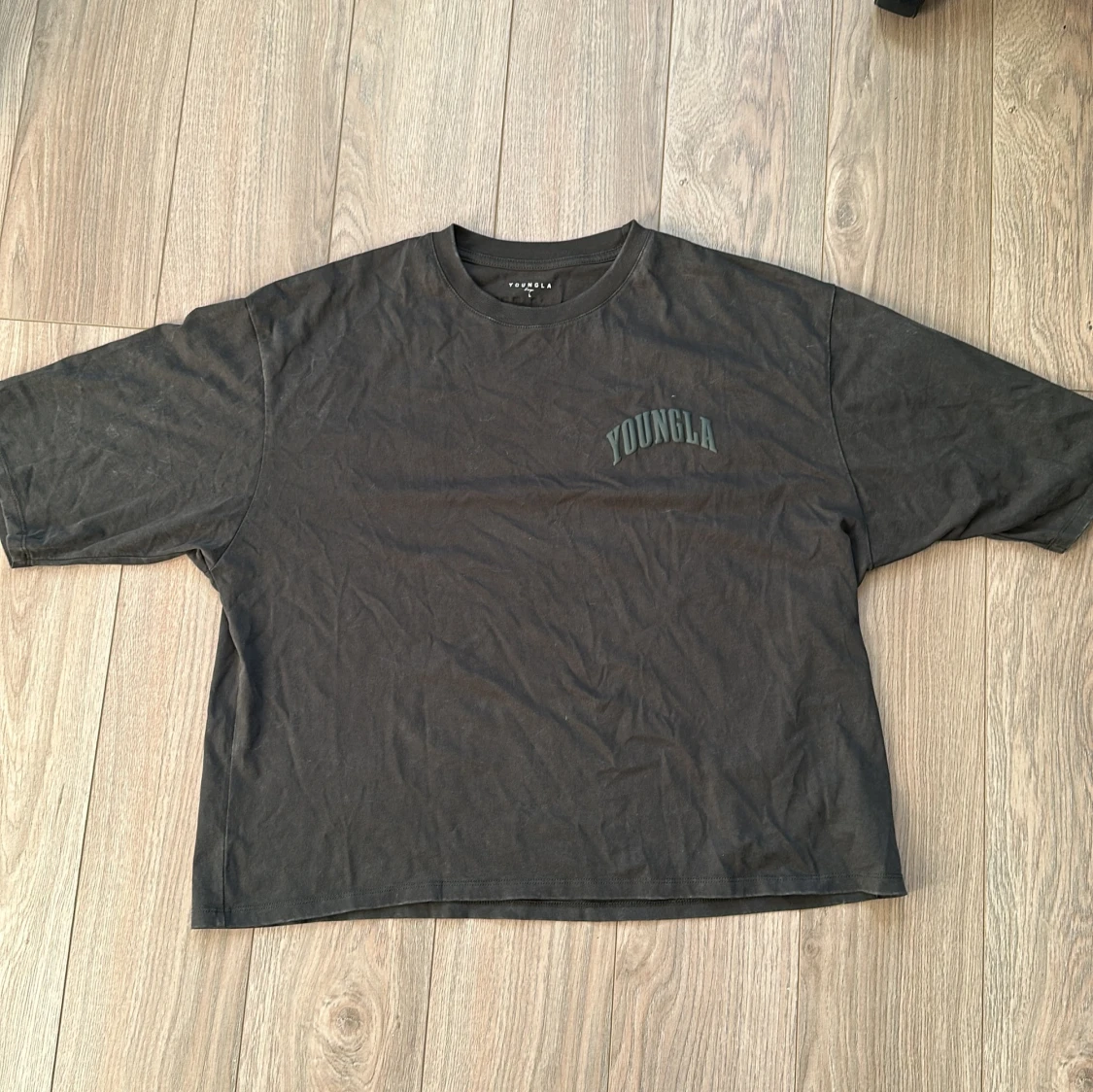 Svart oversized t-shirt från YoungLA i storlek L