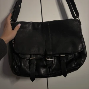 Rymlig läderväska  - Snygg läderväska med spännen, väldigt rymlig och perfekt som skolväska💓