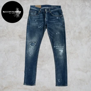 Dondup jeans - Dondup Ritchie jeans i storlek 30. Riktigt bra skick inga hål eller fläckar eller andra defekter. Välsittande modell med feta slitningar. Väldigt eftertraktade.                                                               ~                                                                                       Nypris 4000 kr | vårat pris 995kr.  Hör av dig om du vill ha mått eller har andra frågor. Alla följare får rabatt! Följ!