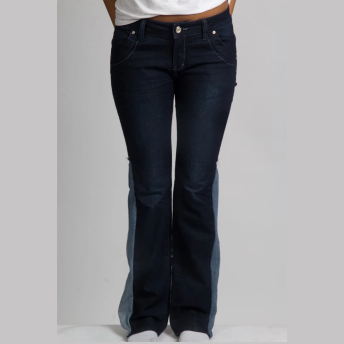 Mörkblå bootcut jeans med detaljer